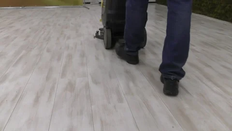 A worker uses a floor cleaning machine. Vidéo 118932414