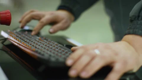 A worker uses a keyboard to control an industrial machine 스톡 동영상 162911160