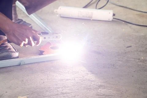 The worker uses oxyacetylene the making the thing for using it very hard to d Foto stock