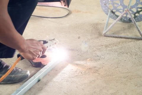 The worker uses oxyacetylene the making the thing for using it very hard to d Foto stock