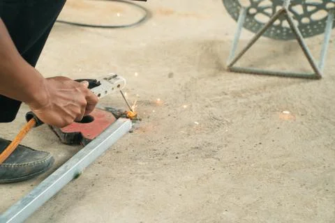 The worker uses oxyacetylene the making the thing for using it very hard to d Foto stock