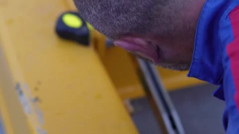 A worker uses a torque wrench. 库存影片 325396446