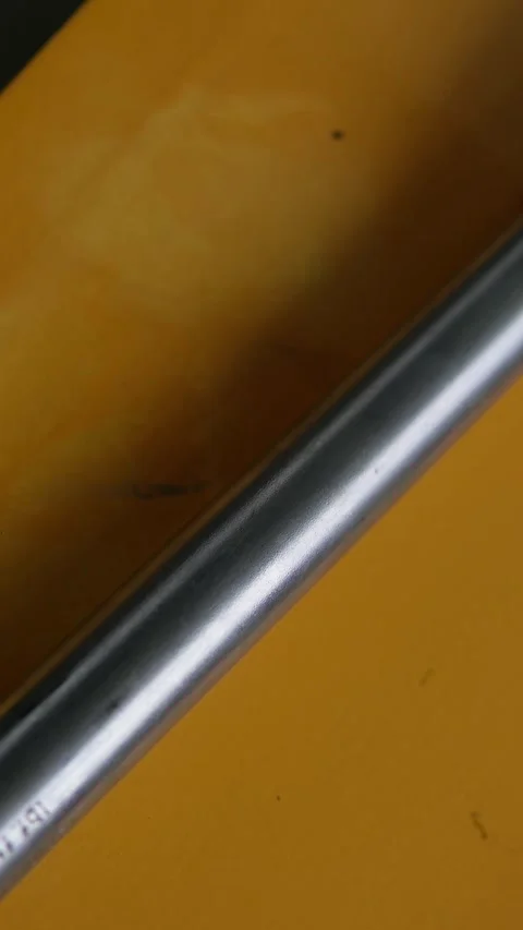 A worker uses a torque wrench. 库存影片 325396623