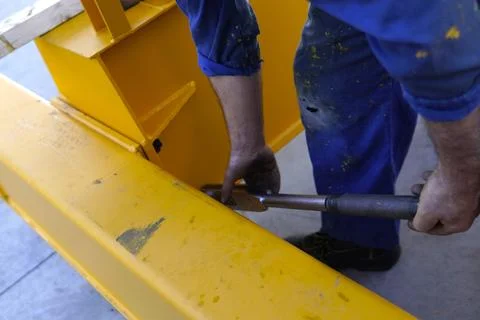 A worker uses a torque wrench. 스톡 사진