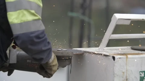 Worker using an angle grinder Video stock 303137136