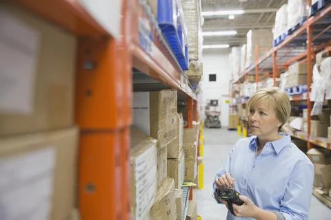 Worker using bar code reader in warehouse Foto stock
