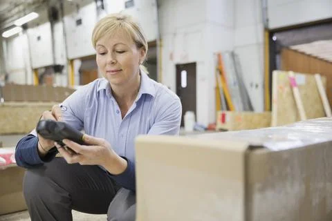 Worker using bar code reader in warehouse Foto stock