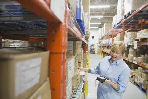 Worker using bar code reader in warehouse Stock-Fotos