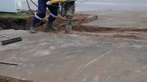Worker using construction jackhammer on the street. Man with the automatic drill Vidéo 57102284