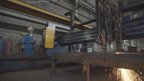 A worker using cutting machine in plate Stock Footage 129654845
