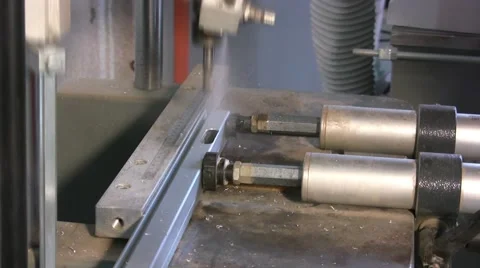 Worker using a drill press in furniture factory. Vidéo 57216415