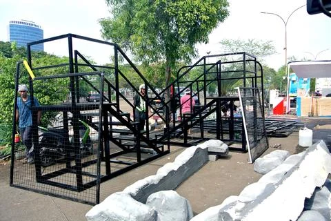 Worker using high-rise skyscraper in exhibition area Foto stock