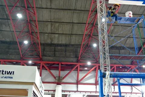 Worker using high-rise skyscraper in exhibition area Foto stock