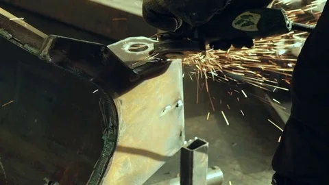 Worker using industrial grinder Video stock 82703550