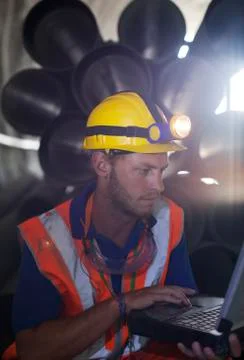Worker using laptop in tunnel Foto stock
