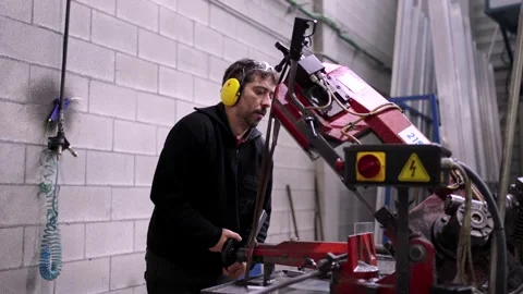 Worker using a machine in a cnc modern factory Vídeo Stock 260510246