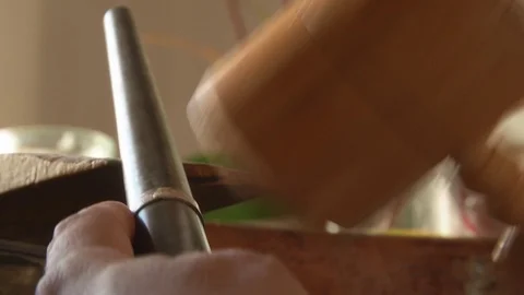 Worker Using Mandrel and Hammer. Crafting a Ring by Hand. Closeup. Vidéo 115804368