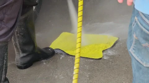 Worker using power washer to clean outdoor surface Vidéo 310407017