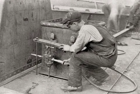 Worker Using A Thor Pneumatic Drill, The Photograph Shows The Utility Of The Fotos Stock