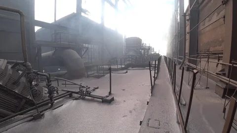 Worker walking on a polluted graphite-covered roof of old steel plant. Vídeo Stock 106450399