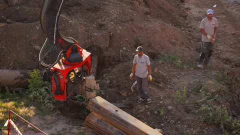 Worker walking at sewer collector accident repair site in Novosibirsk Vídeo Stock 346648004