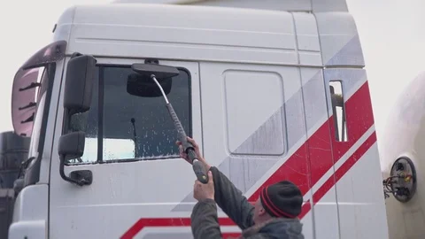 Worker washes the cab of the truck close-up Vidéo 104149195