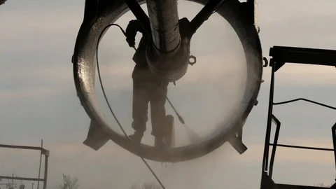 The worker washes the propeller's protection and the ship's hull in the dock Video stock 87505929