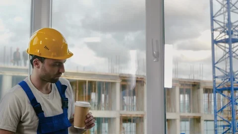 Worker wearing hardhat taking a break drinking coffee. Stock-Footage 115453507