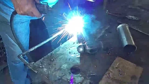 Worker wearing protective mask welding the metal in a workshop Video stock 95041305
