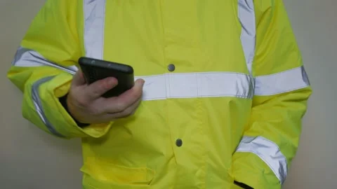 Worker Wearing Reflective Uniform Talking On The Phone 库存影片 220016748