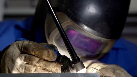 Worker is welding detail in workshop by hand laser beam machine, wearing Vídeo Stock 103837111