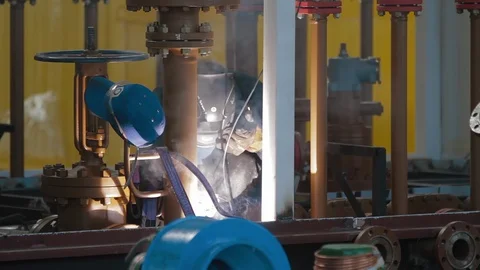 The worker with the welding mask inside the factory. The welding process of a 스톡 동영상 127507678