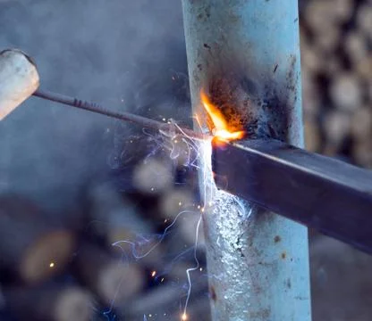 Worker welding metal elements on site Foto stock
