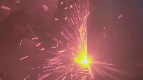 Worker welding metal in slow motion Stockbeeldmateriaal 141529615
