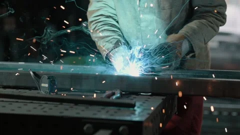 Worker Welding Metal with Sparks in Workshop Vídeo Stock 342823849
