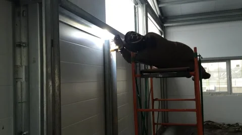 Worker welding a metal structure Vídeos de archivo 46258797
