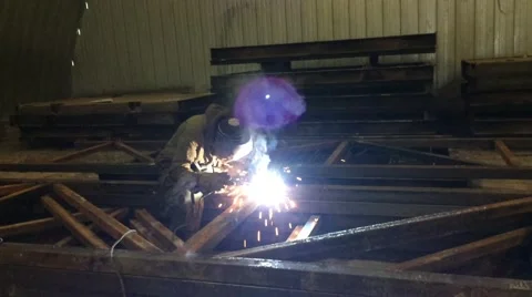 Worker welding a metal structure Video stock 46790765