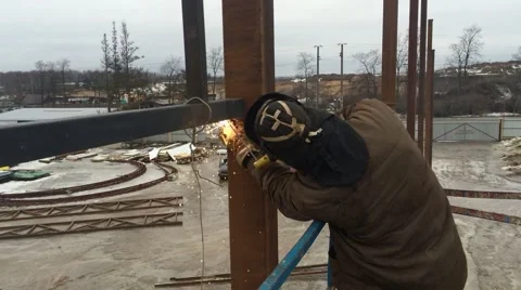 Worker welding a metal structure Video stock 47517393