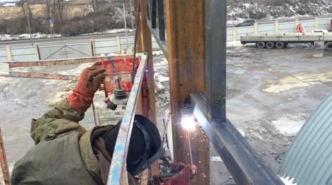 Worker welding a metal structure Vídeos de archivo 47517395