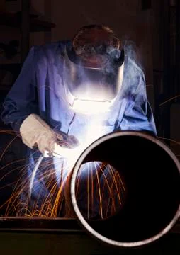 Worker welding pipe in workshop. Foto stock