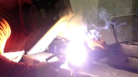 Worker is Welding Sparks Slow Motion Vidéo 81663884