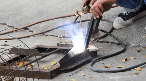 Worker welding steel 스톡 동영상 35363417