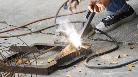 Worker welding steel 스톡 동영상 35363500