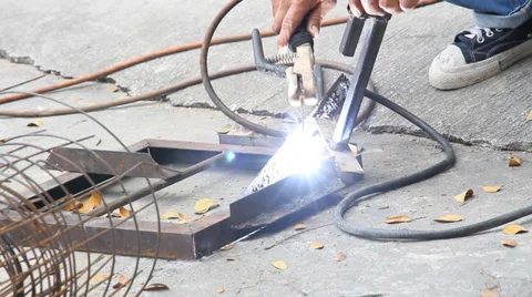 Worker welding steel 스톡 동영상 35363608