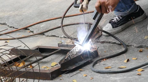 Worker welding steel 스톡 동영상 35363639