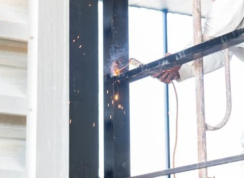 Worker welding structure at hight. Foto stock