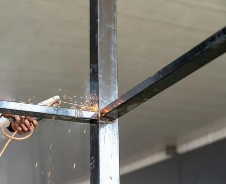 Worker welding structure. Foto stock
