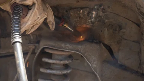 Worker welds the car 스톡 동영상 93219211