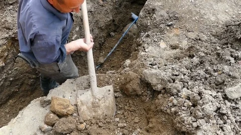 Worker working with digging and shovel, 스톡 동영상 91263046