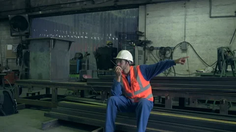 The worker is working in the factory Vídeos de archivo 142007954